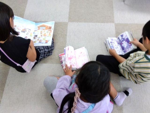 長南学童保育所の子どもたちが楽しく本を読む様子